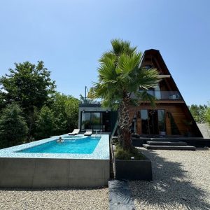 کلبه با استخر روباز آبگرم