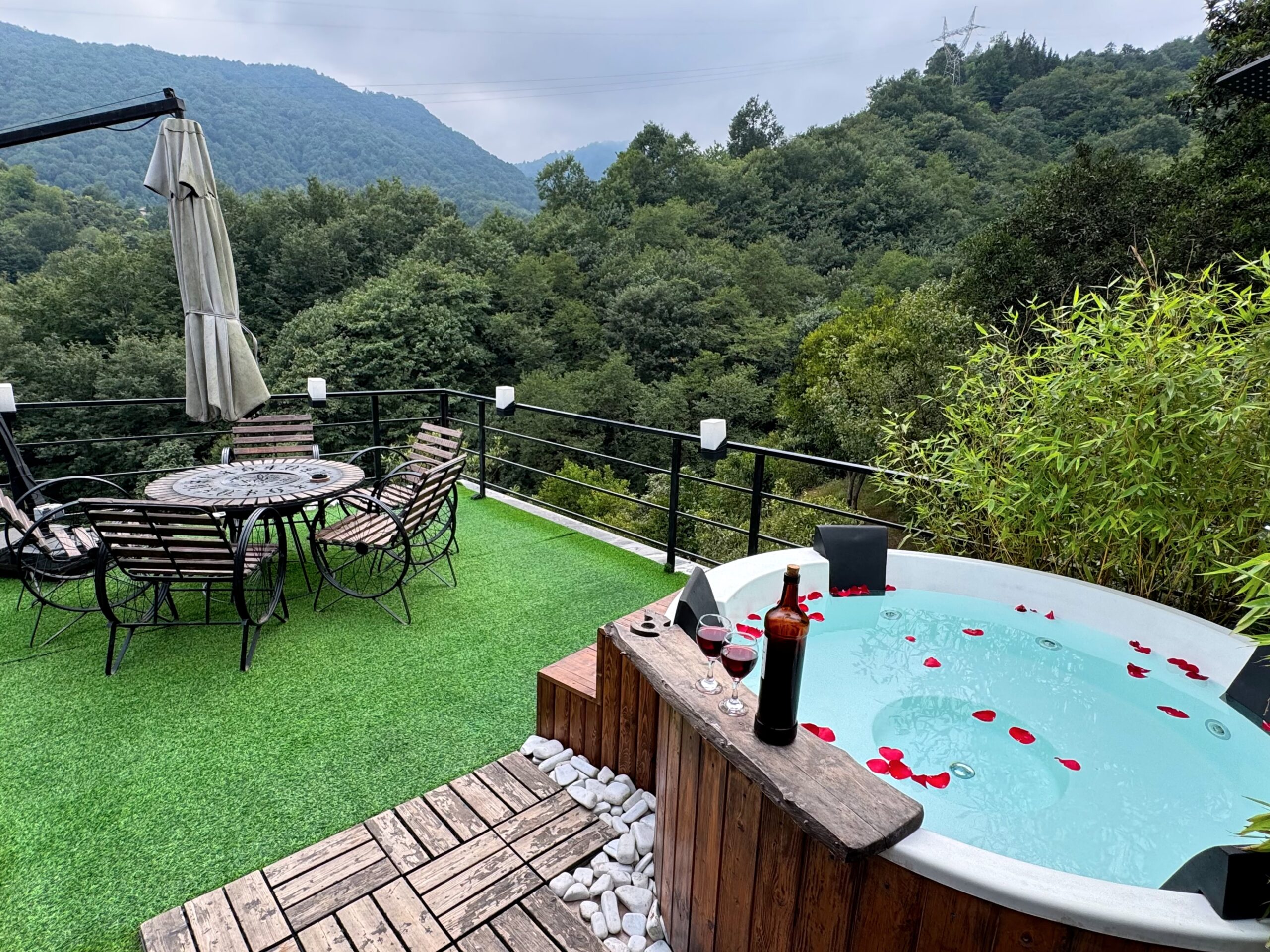 کلبه جکوزی دار وسط جنگل